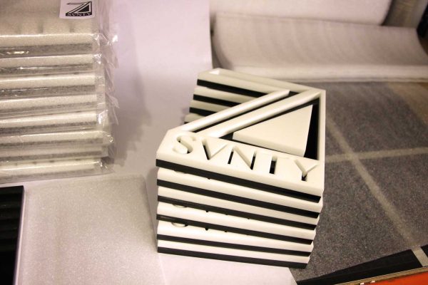 stapels_van_vierkante_svnty_logo_platen